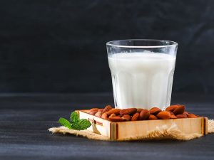 אז מה העניין עם חלב השקדים? חלב שקדים הוא בריא, טעים ומתאים למי שרוצה להתנהל בלי סוכר.