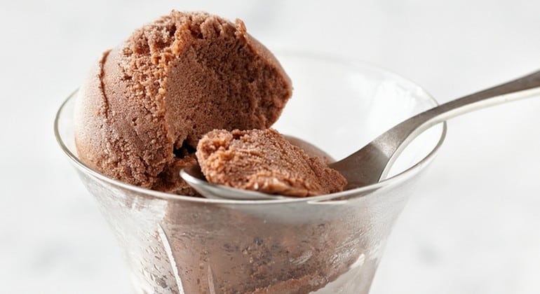 גלידת השוקולד הזו היא חובה. נסו את המתכון הזה לגלידת שוקולד קוקוס. גלידת שוקולד קוקוס ביתית היא מתכון לקינוח הקיץ המושלם.