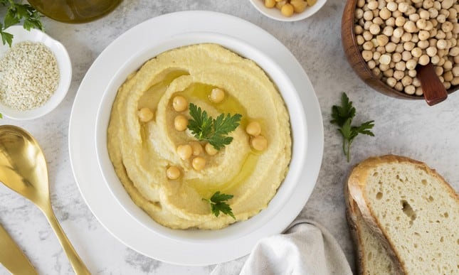 רצית פעם להכין חומוס משלכם בבית? אל תחפש עוד! במדריך זה יש את כל המידע הדרוש להכנת חומוס ביתי טעים. עקובו אחר ההוראות והטיפים שלב אחר שלב כדי ליצור את החומוס המושלם בכל פעם