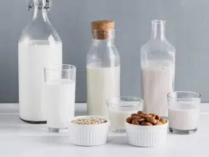 תחליפי חלב או חלב פרה? השוואה בין שני סוגי החלב המוכרים ביותר, על בסיס מחקרים מדעיים.