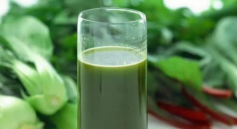 מיץ ירוק מומלץ במיוחד לניקוי רעלים מהגוף באופן טבעי.