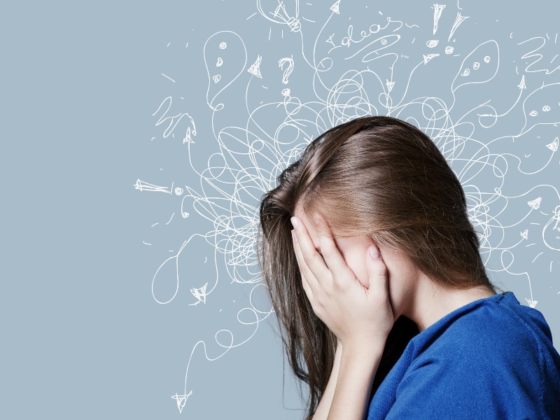- ילדים עם הפרעת קשב וריכוז (ADHD) מתמודדים מדי יום עם קשיים שמכבידים עליהם ועל סביבתם: קושי להתמקד לאורך זמן, נטייה לאימפולסיביות והתפרצויות, תזזיתיות פיזית ואי שקט תמידי. לא מדובר בילד “שובב” או “לא ממושמע”, אלא במנגנון מוחי שפועל אחרת. כדי שהילד יוכל לפרוח, הסביבה—ובעיקר הבית—חייבת להיות מותאמת לצרכים הייחודיים שלו. כאן בדיוק נכנסת הדרכת הורים כבסיס היציב שמעניקה להורים כלים מעשיים, הבנה עמוקה ויכולת להציב גבולות ברורים מתוך חמלה, לא מתוך עונש.